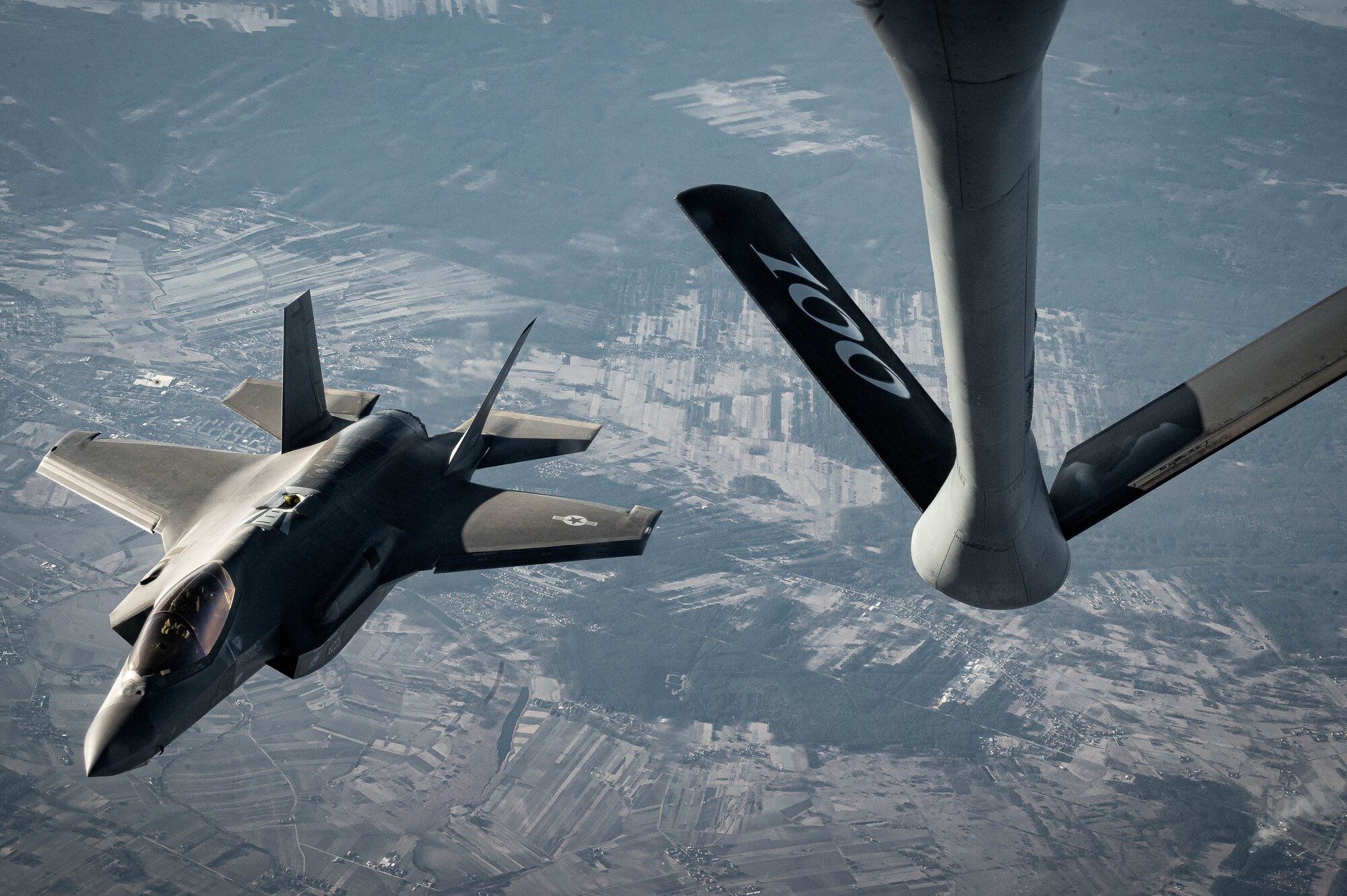 jet refuels mid-air