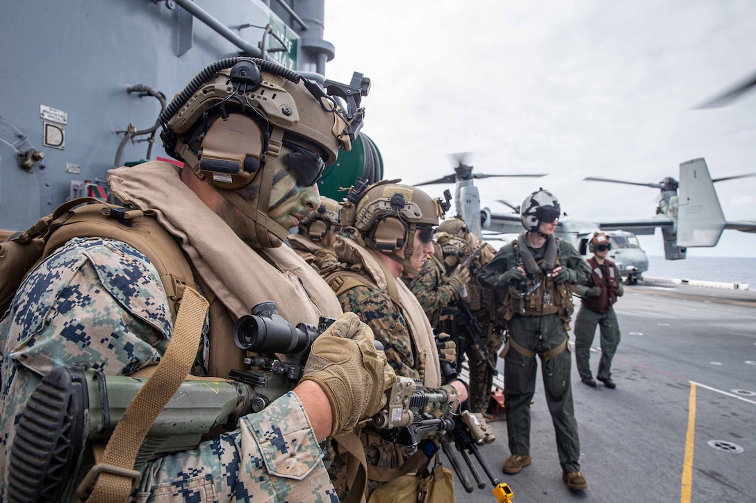 アメリカ海軍の強襲揚陸艦USSアメリカから第３１海兵遠征部隊の上陸大隊がオスプレイに搭乗し、伊江島補助飛行場でヘリコプター襲撃訓練を行います。