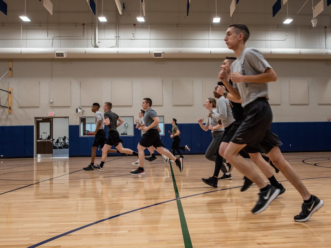 914th trainees prepare for fitness test