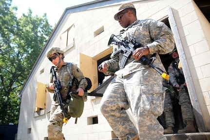 Soldiers of Charlie Med compete in Best Medic Competition