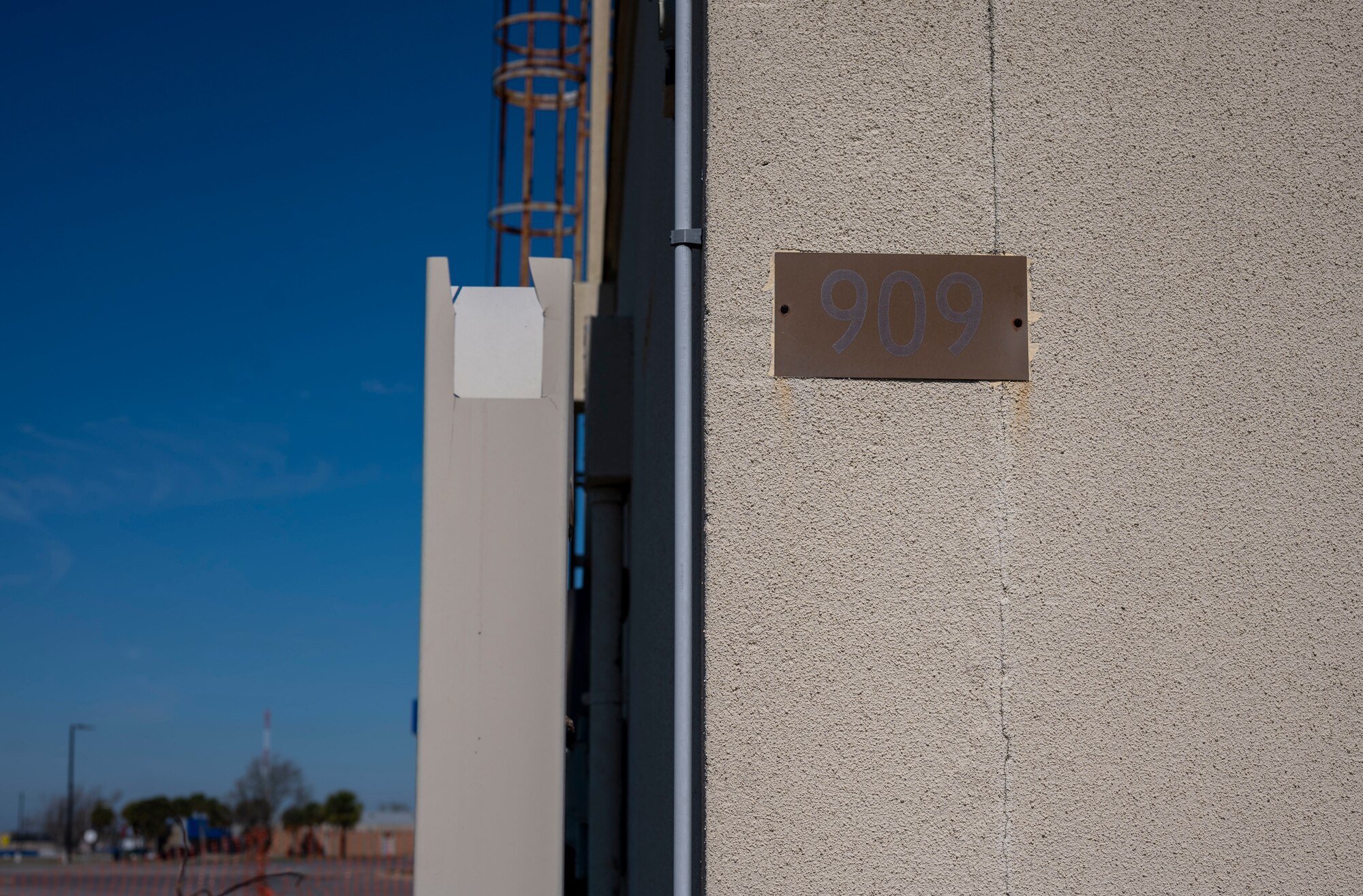 plaque reading 909