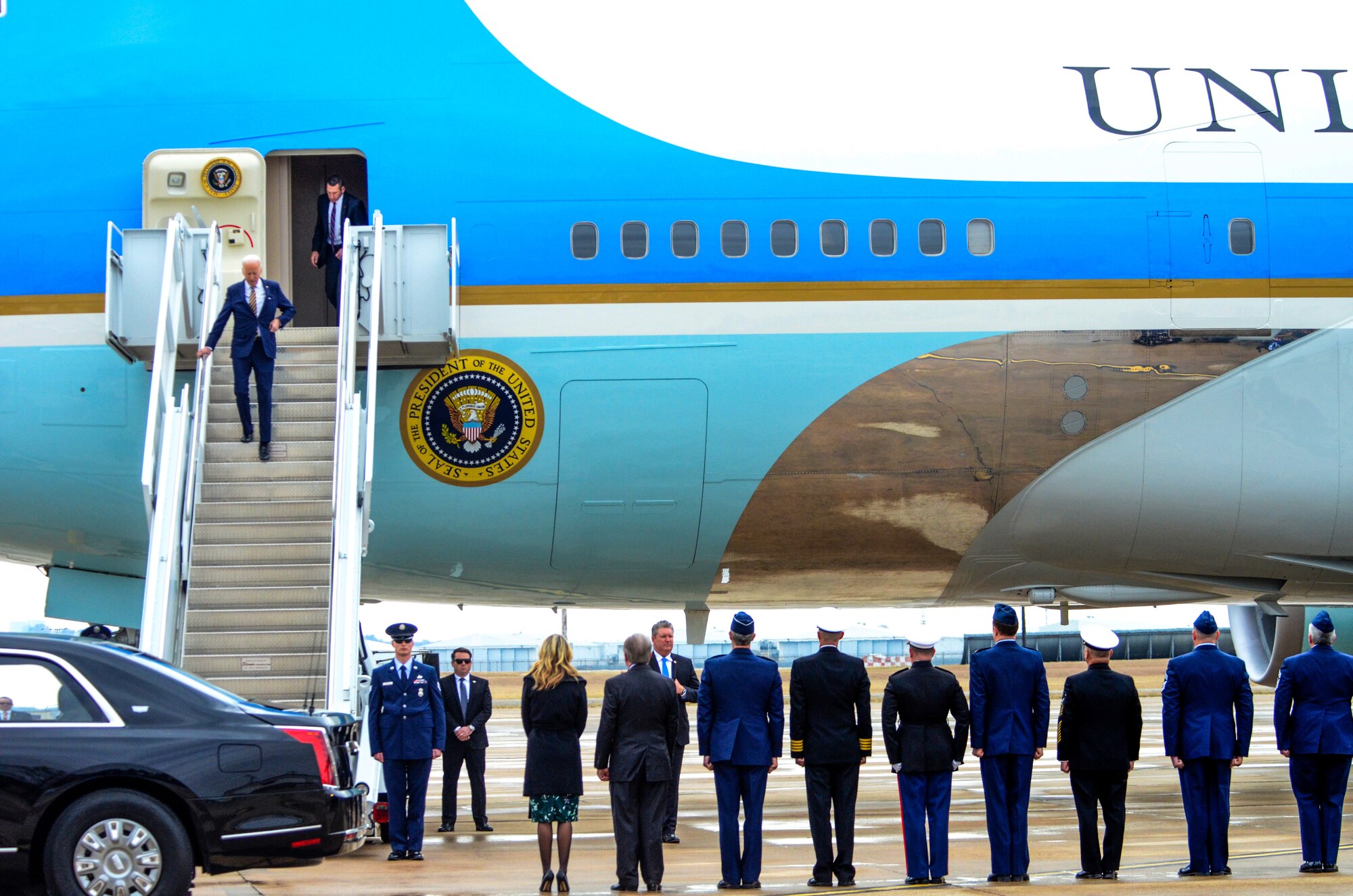 POTUS visits with military Airmen