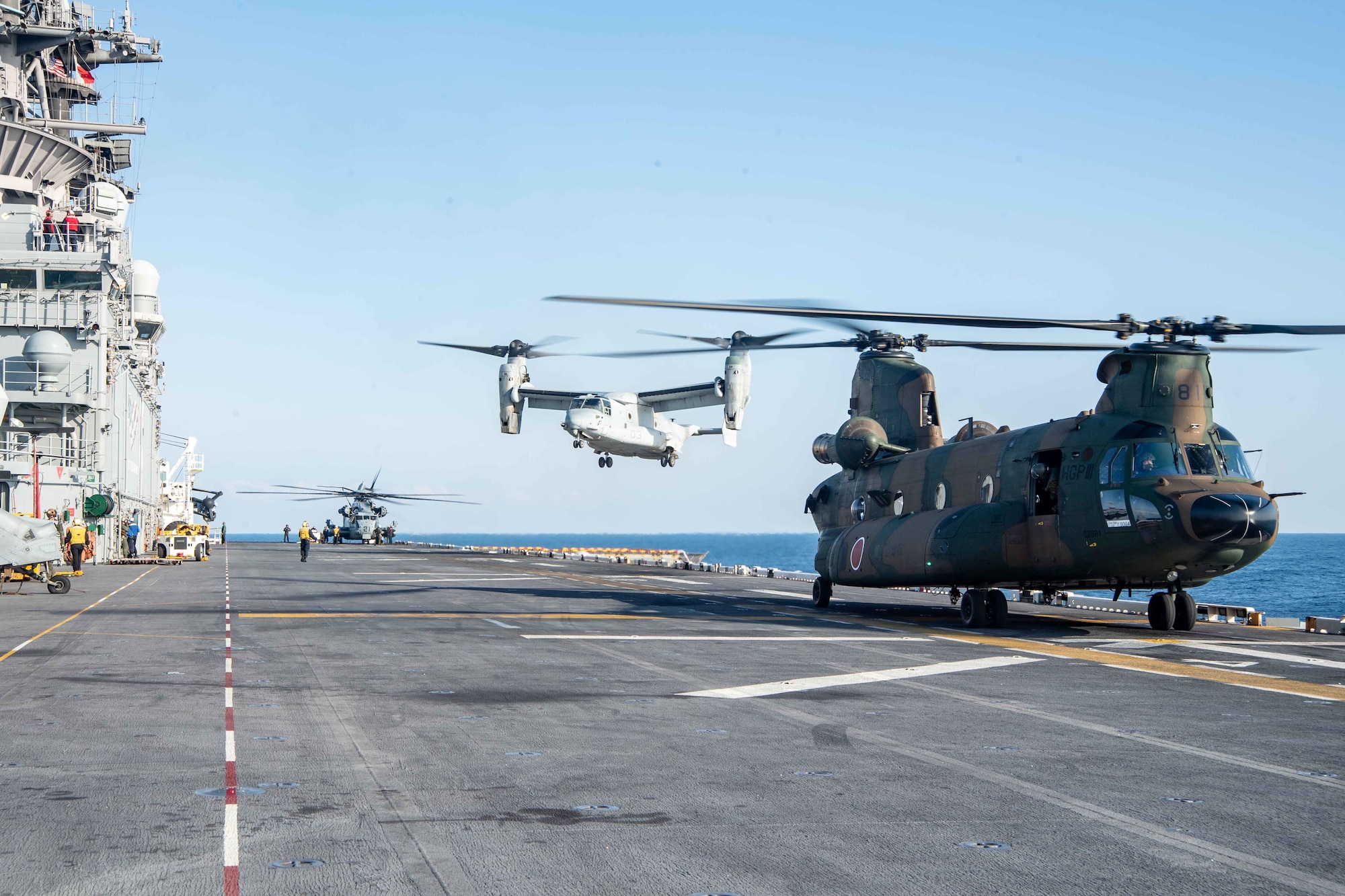 A CH-47J Chinook helicopter from the Japan Ground Self-Defense Force joins routine flight operations aboard USS America (LHA 6) in the Pacific Ocean.