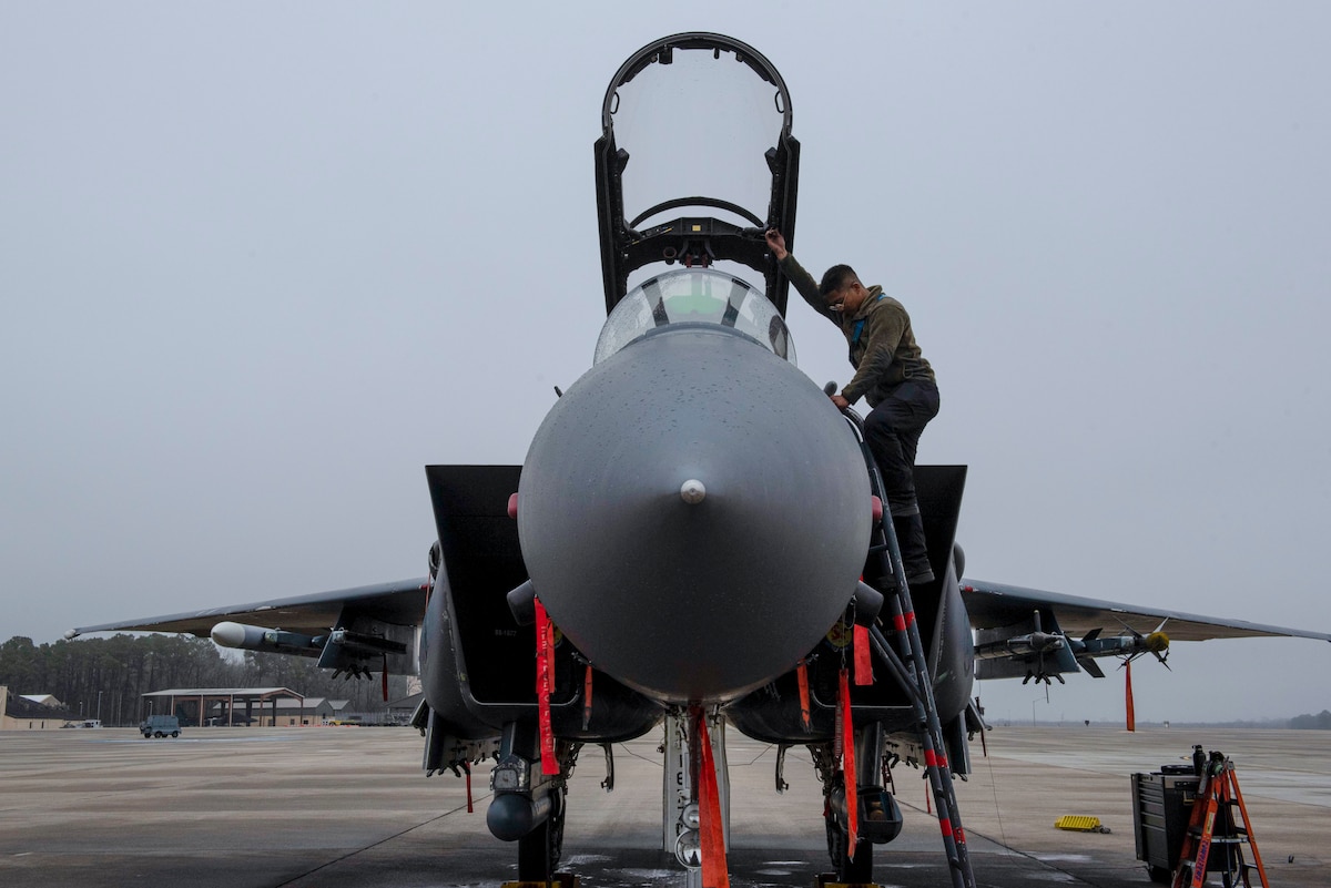 SJAFB Airman ensures jets are ready to fly. > Seymour Johnson Air Force