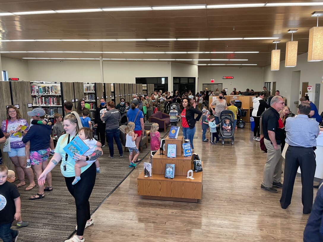 More than 400 Fort Irwin community members – including Soldiers and their family members, checked out the new Fort Irwin Library March 9 following a ribbon-cutting ceremony signifying its grand opening. The Corps’ LA District managed construction of the $6-million facility, which replaces a more than 25-year-old library on the installation. The new library is energy-efficient and LEED-Silver certified. Like many of the other facilities the Corps has built at Fort Irwin, the landscape around the library incorporates low-volume irrigation methods and xeriscaping techniques.