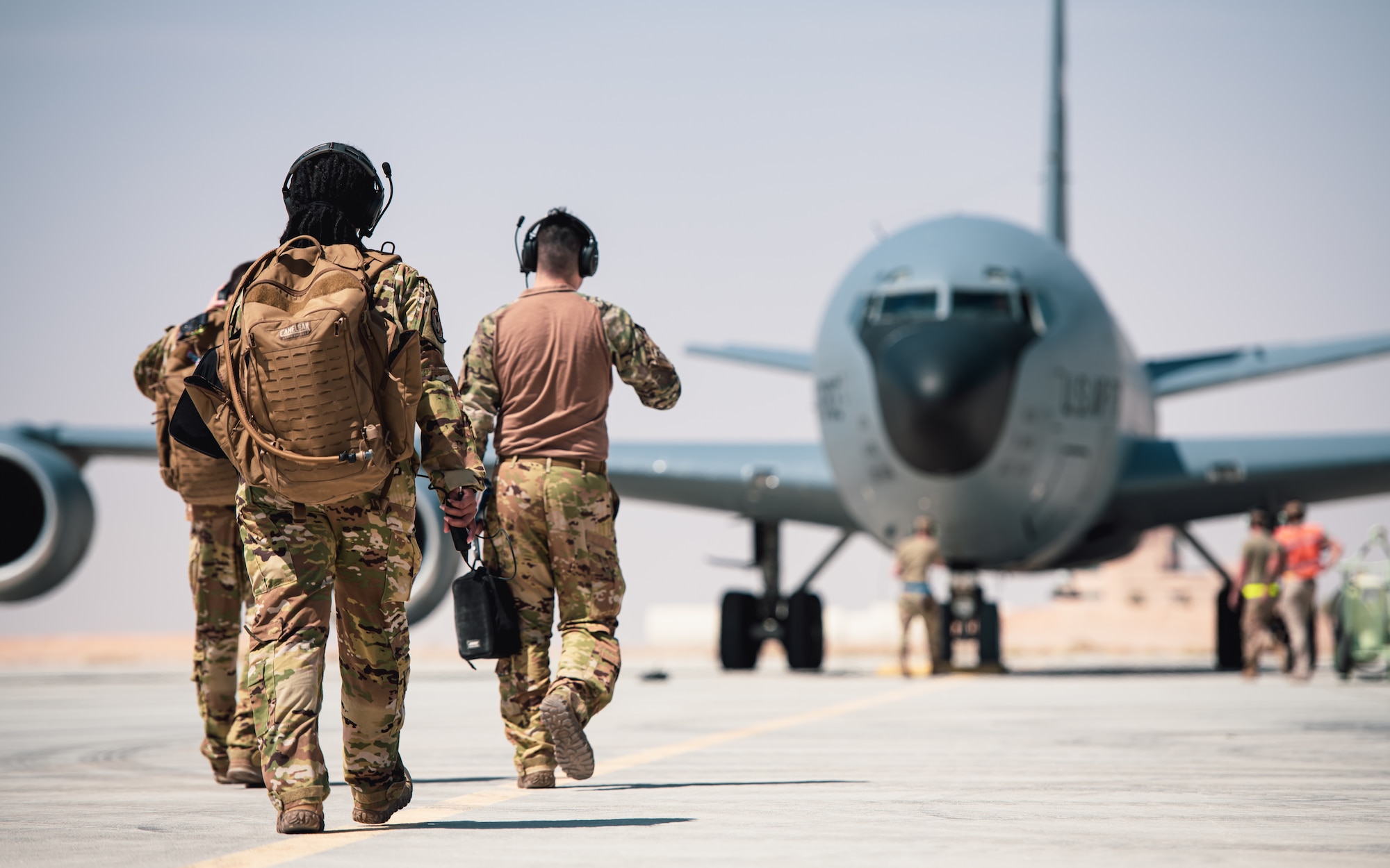 Aircrew walks towards a KC-135.