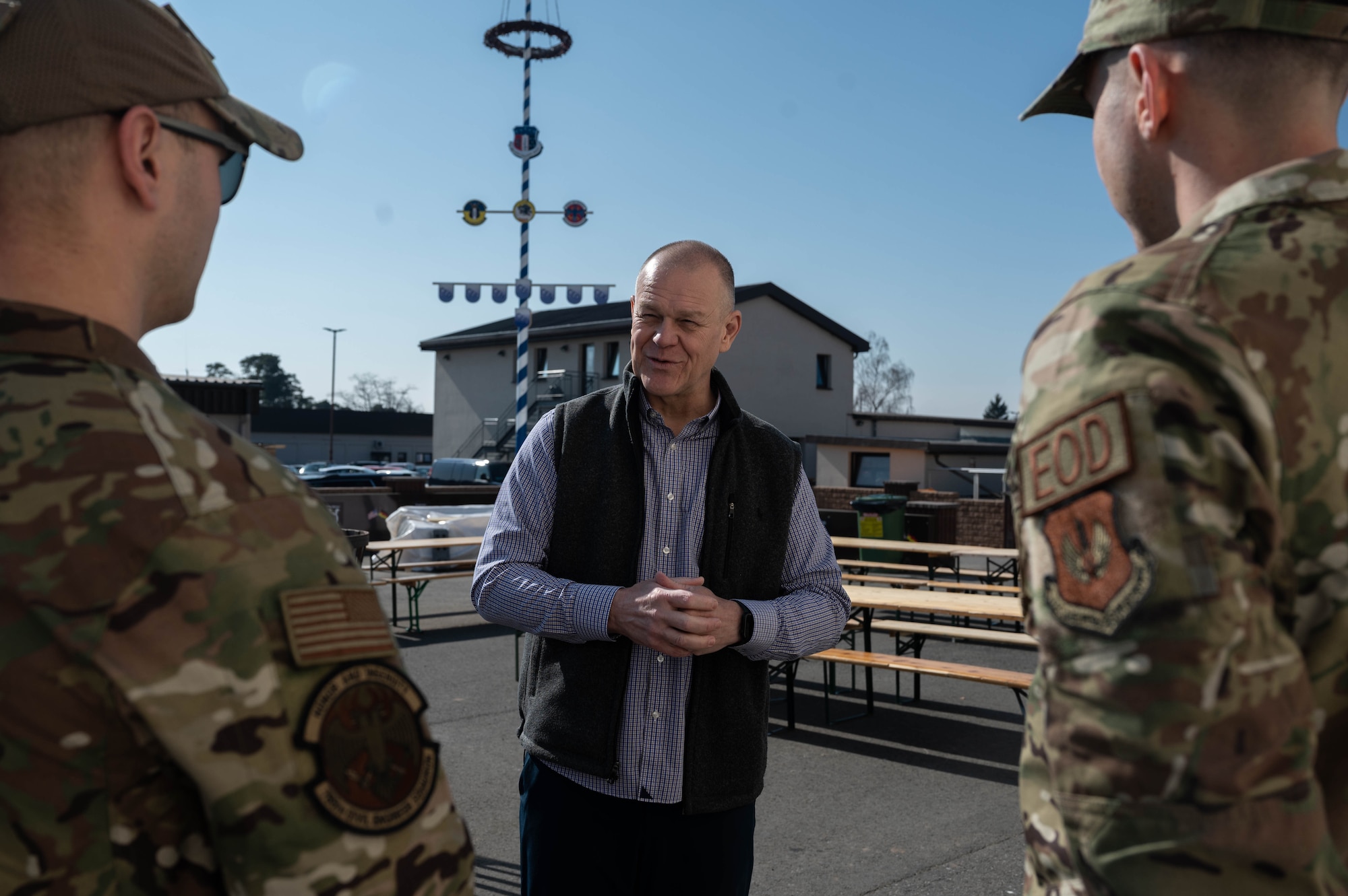 CMSAF speaks with Airmen.