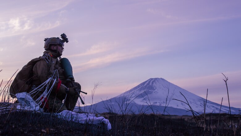 富士山ふもとにパラシュートで降り立った海兵隊の偵察部隊の隊員がパラシュートを回収、２０２２年３月７日、東富士演習場