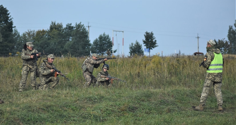 Foreign soldiers participate in exercise.