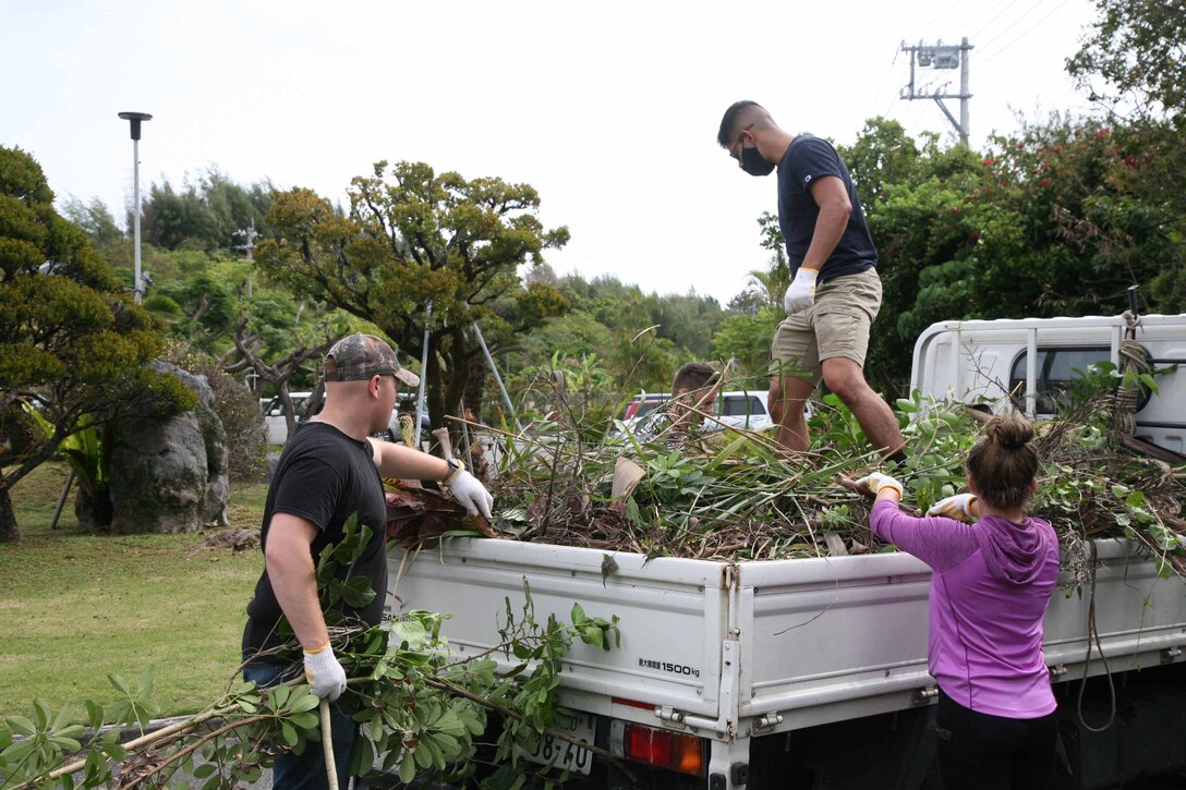 アメリカ海兵隊の第７通信大隊の隊員らが、特別養護老人ホーム「光が丘」の敷地内でボランティアの清掃活動に取り組み、刈り取ったフェンス周りの木の枝や雑草などをトラックに詰め込みました。２０２２年３月１７日、沖縄県金武町