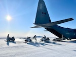 Green Berets with 10th Special Forces Group (Airborne) load snowmobiles onto a Royal Canadian Air Force C-130 Hercules during Exercise ARCTIC EDGE 2022 in Wainwright, Alaska, March 12, 2022. AE22 is a biennial, binational exercise designed to provide realistic and effective training for participants using the premier training locations available throughout Alaska, February 28 – March 17. (DoD photo)