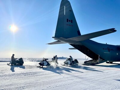 Green Berets with 10th Special Forces Group (Airborne) load snowmobiles onto a Royal Canadian Air Force C-130 Hercules during Exercise ARCTIC EDGE 2022 in Wainwright, Alaska, March 12, 2022. AE22 is a biennial, binational exercise designed to provide realistic and effective training for participants using the premier training locations available throughout Alaska, February 28 – March 17. (DoD photo)