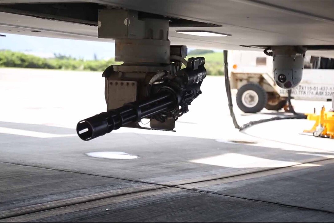 海兵隊員がオスプレイの内部兵器システムの定期点検を行う様子です。