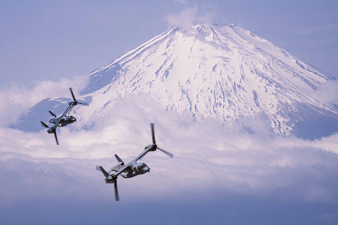 陸上自衛隊とアメリカ海兵隊のオスプレイが富士山上空で二国間編隊飛行。両軍による共同演習は、日本の防衛のための相互運用性を高め、両軍の関係を強化することを目的としています。