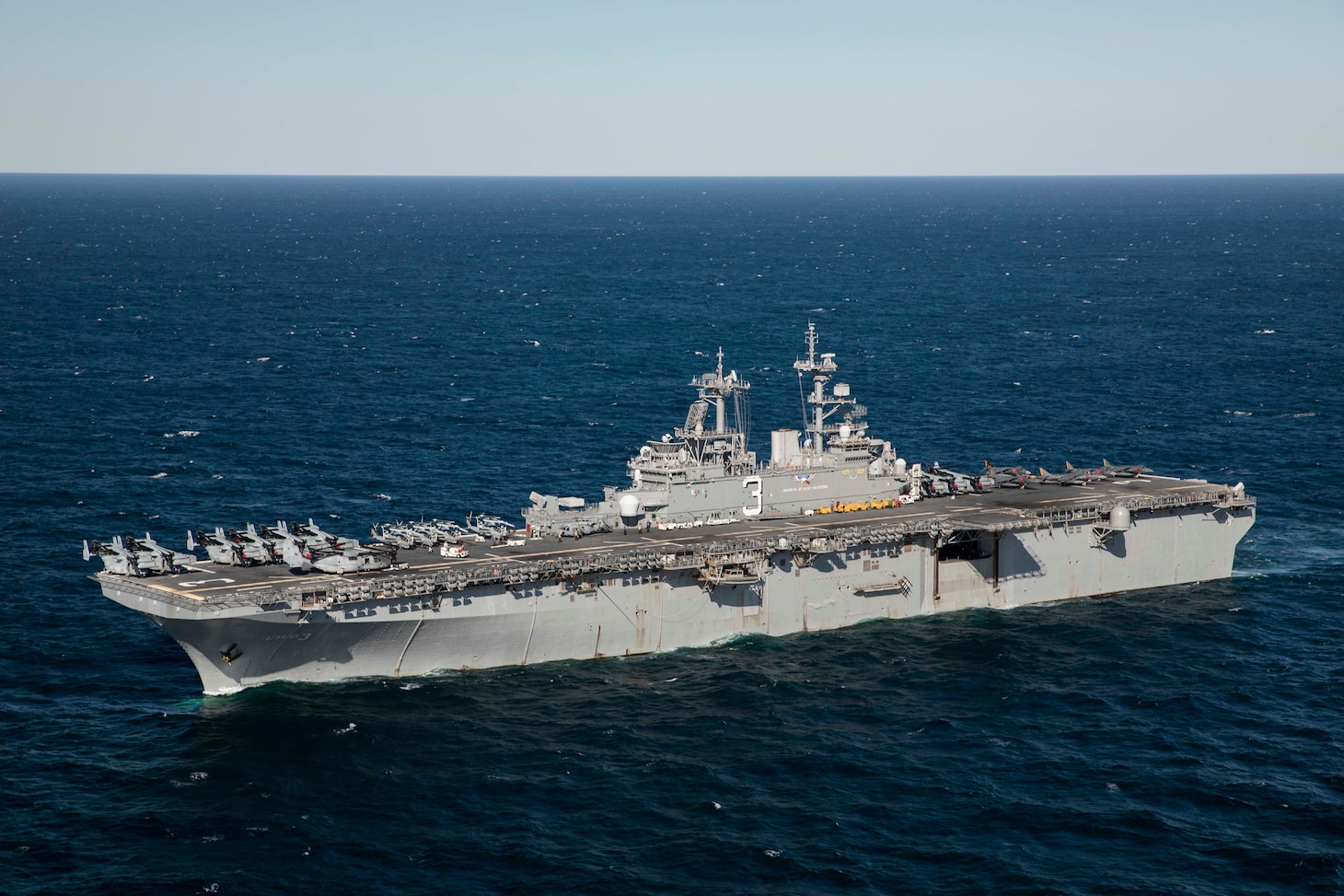 The Wasp-class amphibious assault ship USS Kearsarge (LHD 3) transits the Atlantic Ocean during Fleet Battle Problem (FBP) 22-1, March 20, 2022.