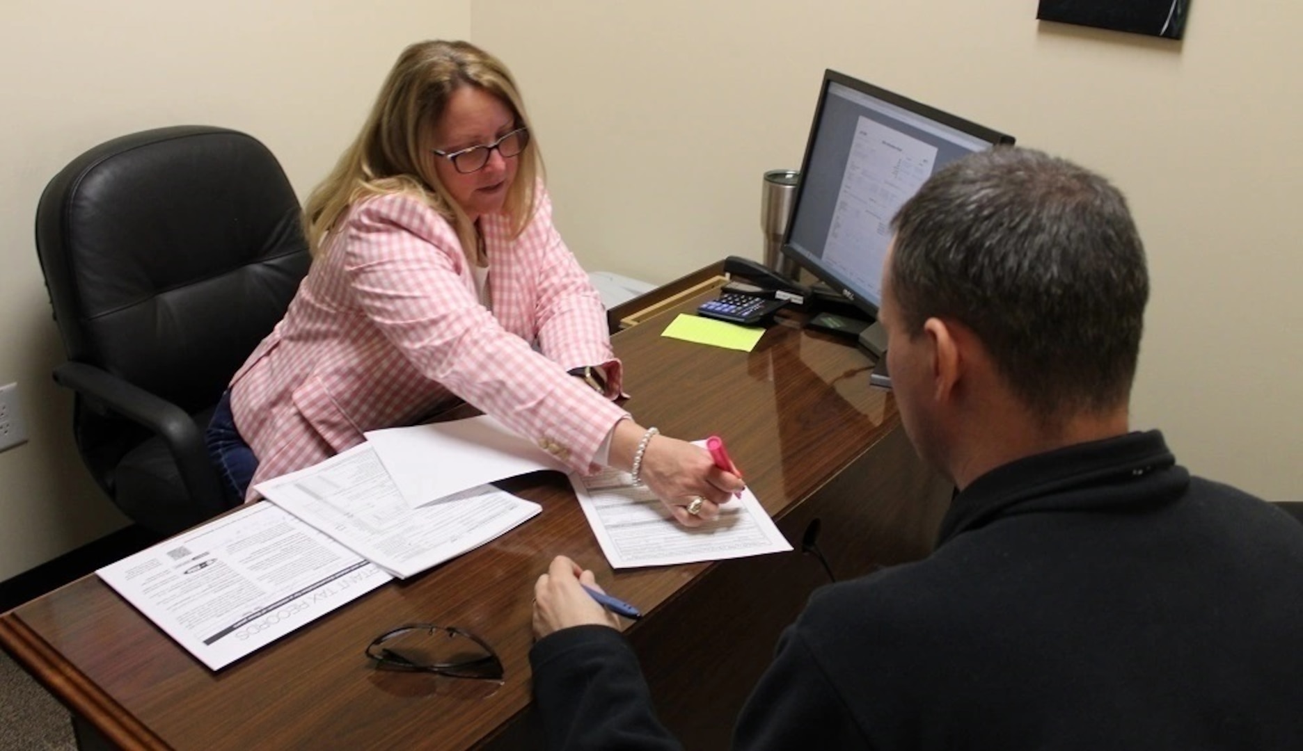 Volunteer tax preparer Lisa McCrary does a return for Sgt. Michael D’Arcy of the Army Materiel Command Band.