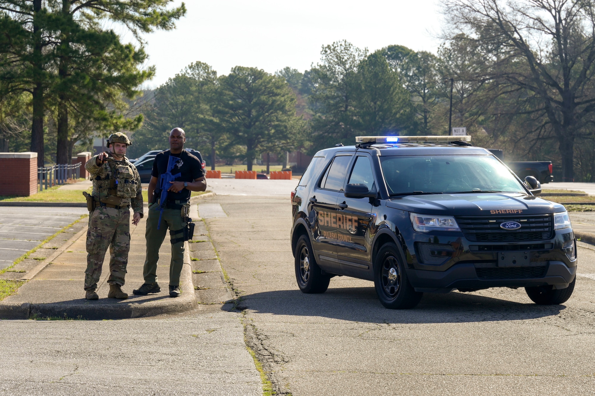 An Airman assigned to the 19th Security Forces Squadron discusses a security threat with a member of the Pulaski County Sheriff’s Office