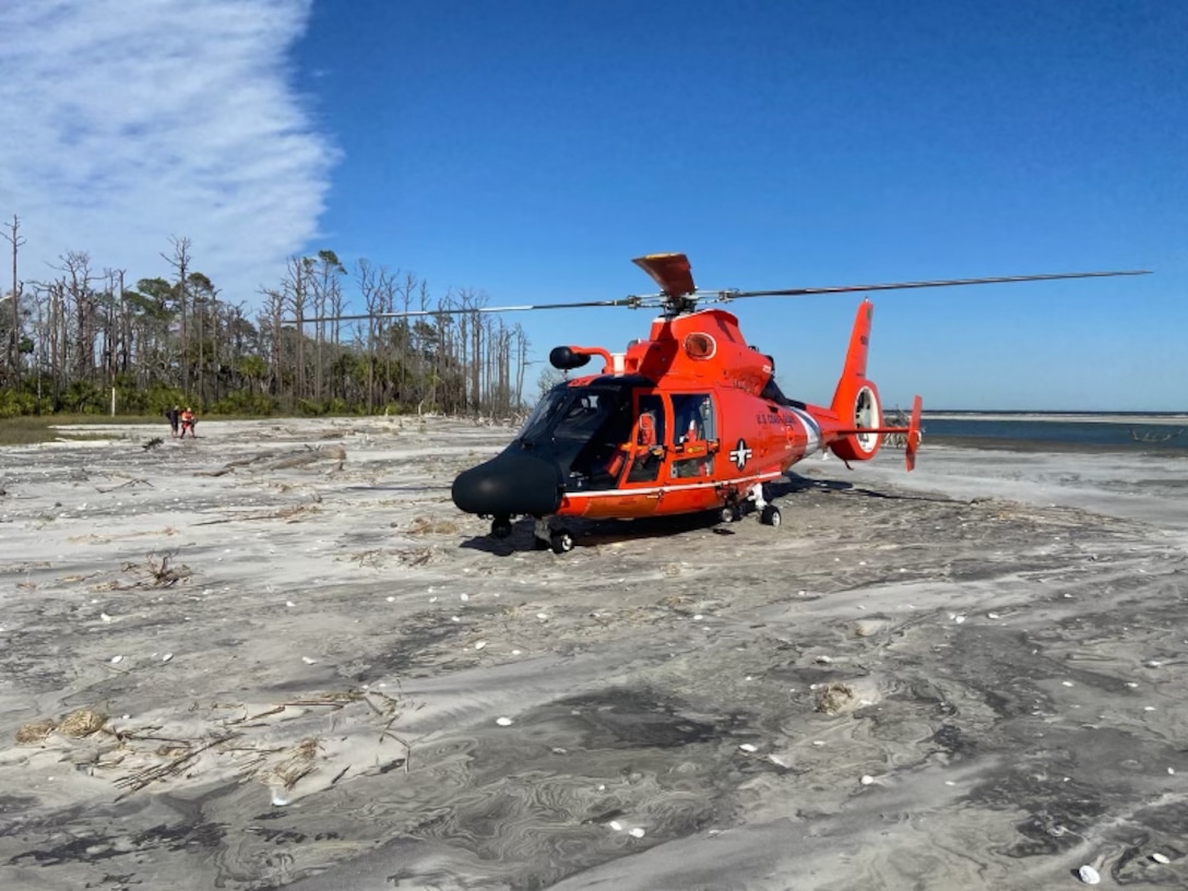 MH-60 crew assists stranded kayakers in Georgia