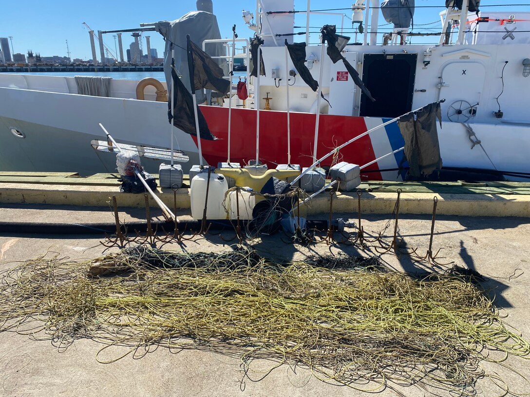 FRC crew seizes illegal fishing gear off Texas coast