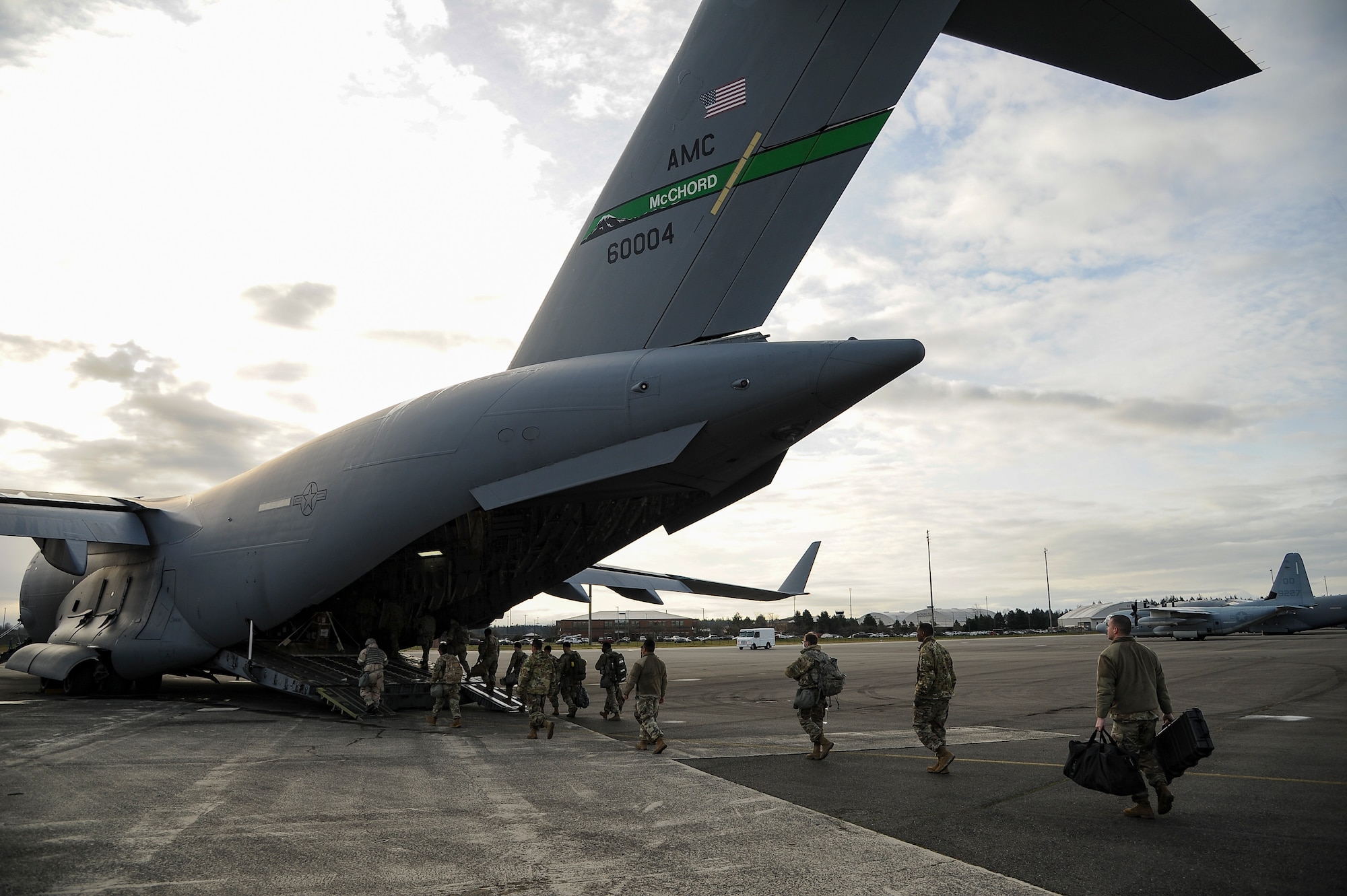 Soldiers toward a C-17 Globemaster III aircraft.