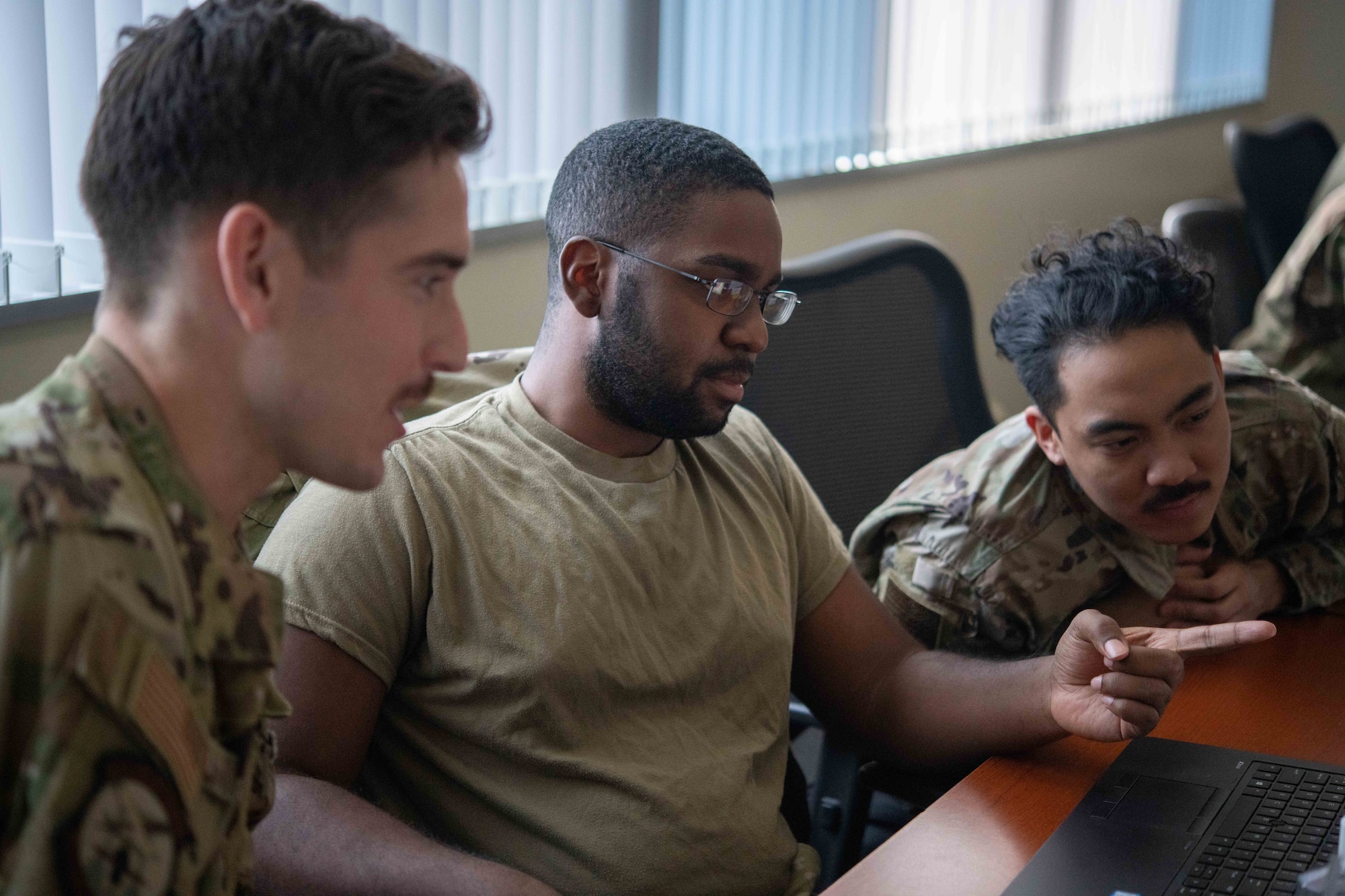 Airmen prepare a presentation.