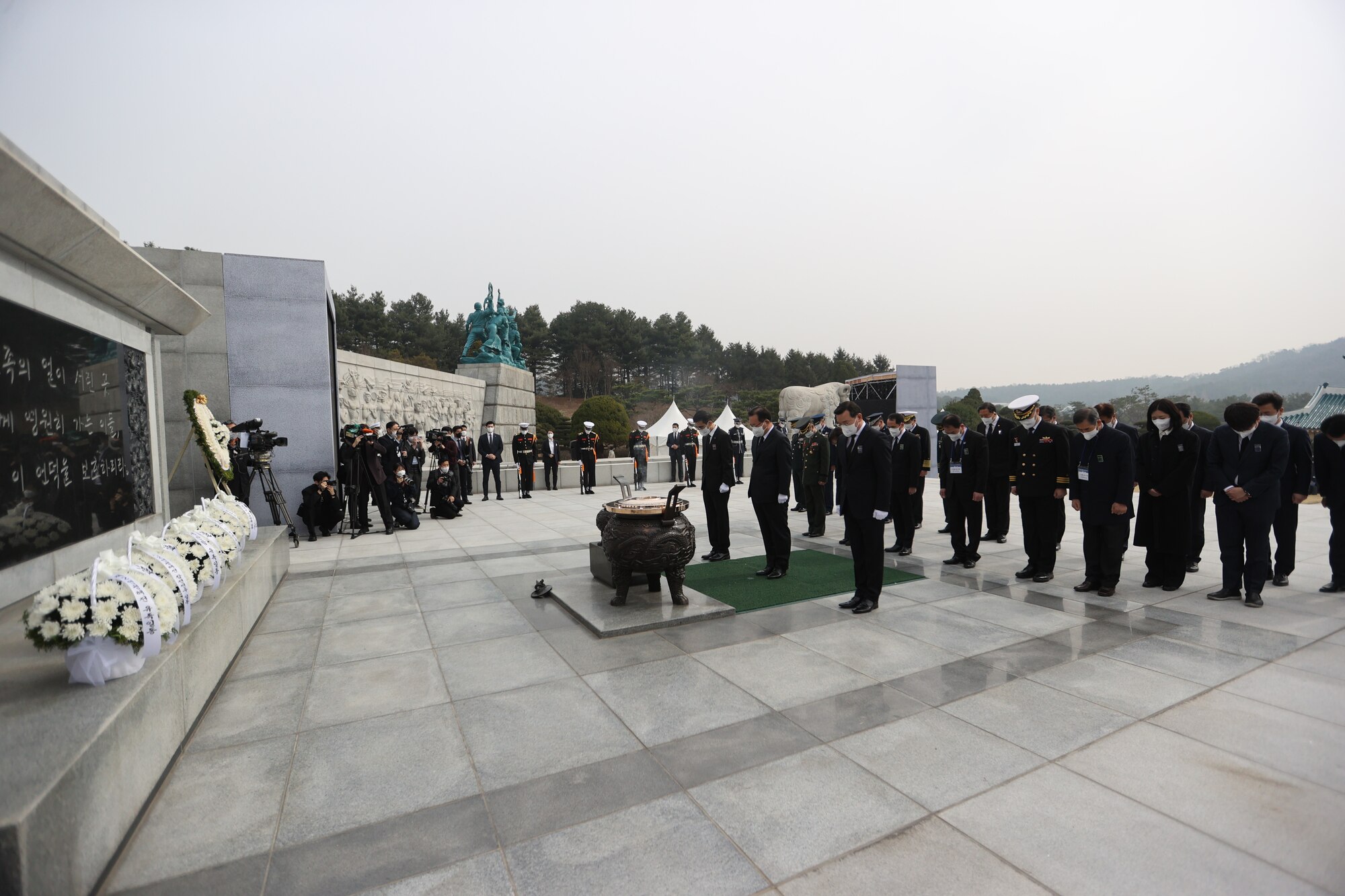 Republic of Korea Prime Minister Bugyeom Kim leads a moment of silence during the 7th West Sea Defense Day Ceremony memorial service at the Daejeon National Cemetery, ROK, March 25, 2022. The ceremony paid tribute to those who have lost their lives while protecting the Korean territory of the West Sea within the last several decades which included 55 U.S. servicemembers. (Courtesy photo)