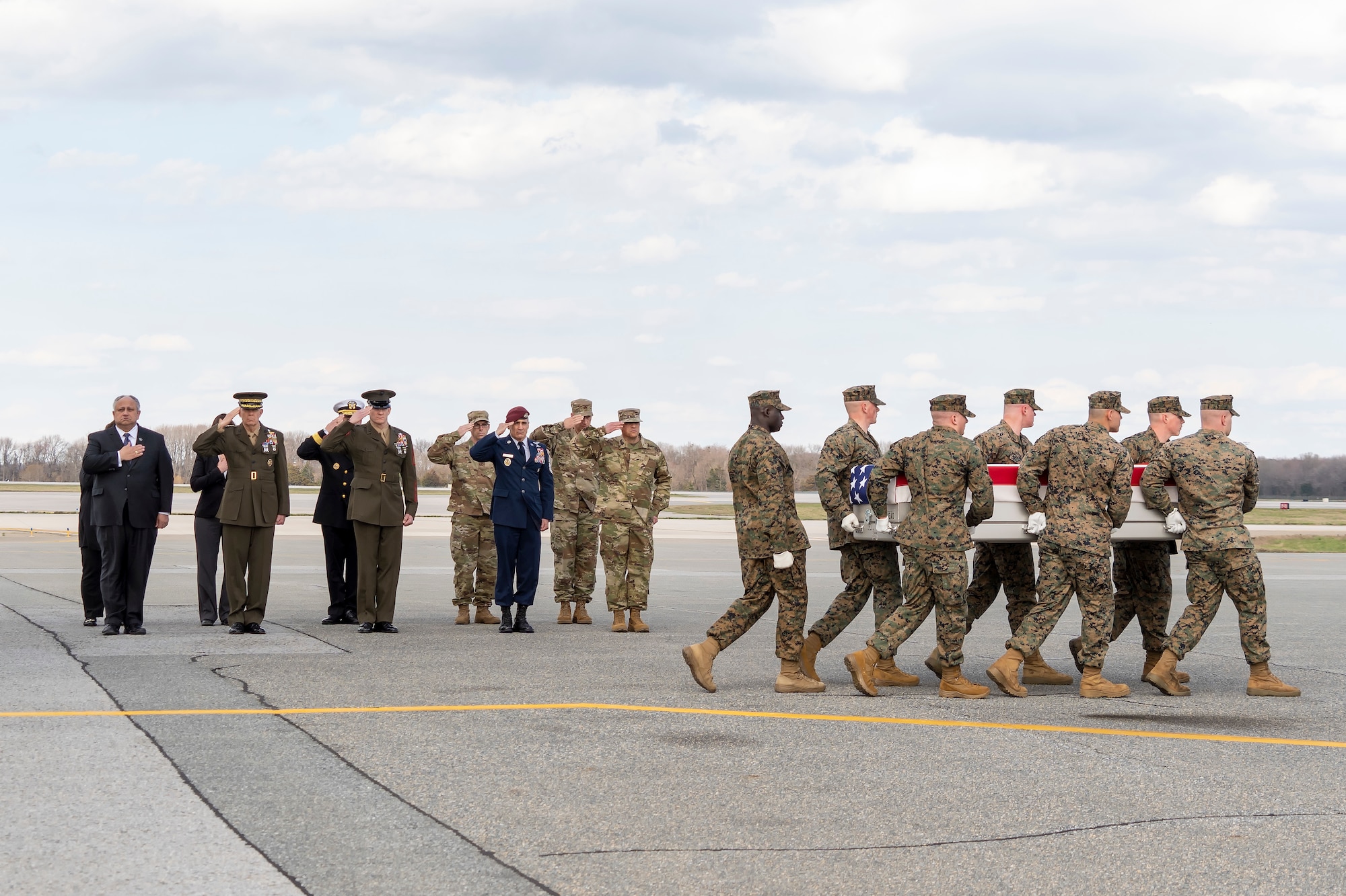 A U.S. Marine Corps carry team transfers the remains of Marine Corps Cpl. Jacob M. Moore of Catlettsburg, Kentucky, at Dover Air Force Base, Delaware, March 25, 2022. Moore was assigned to Marine Medium Tiltrotor Squadron 261, Marine Aircraft Group 26, 2nd Marine Aircraft Wing, Marine Corps Air Station New River, North Carolina. (U.S. Air Force photo by Jason Minto)