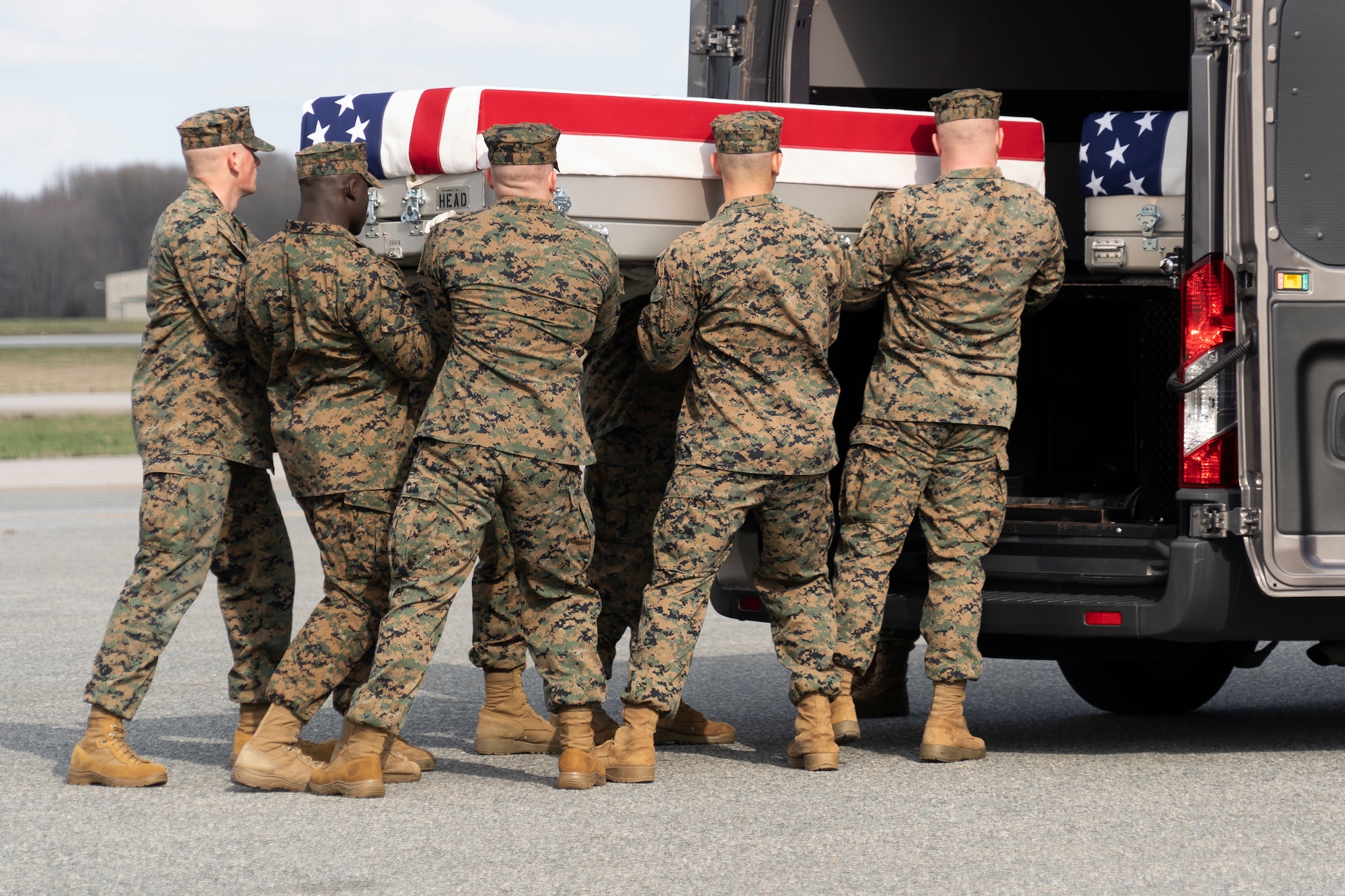 A U.S. Marine Corps carry team transfers the remains of Marine Corps Cpl. Jacob M. Moore of Catlettsburg, Kentucky, at Dover Air Force Base, Delaware, March 25, 2022. Moore was assigned to Marine Medium Tiltrotor Squadron 261, Marine Aircraft Group 26, 2nd Marine Aircraft Wing, Marine Corps Air Station New River, North Carolina. (U.S. Air Force photo by Jason Minto)