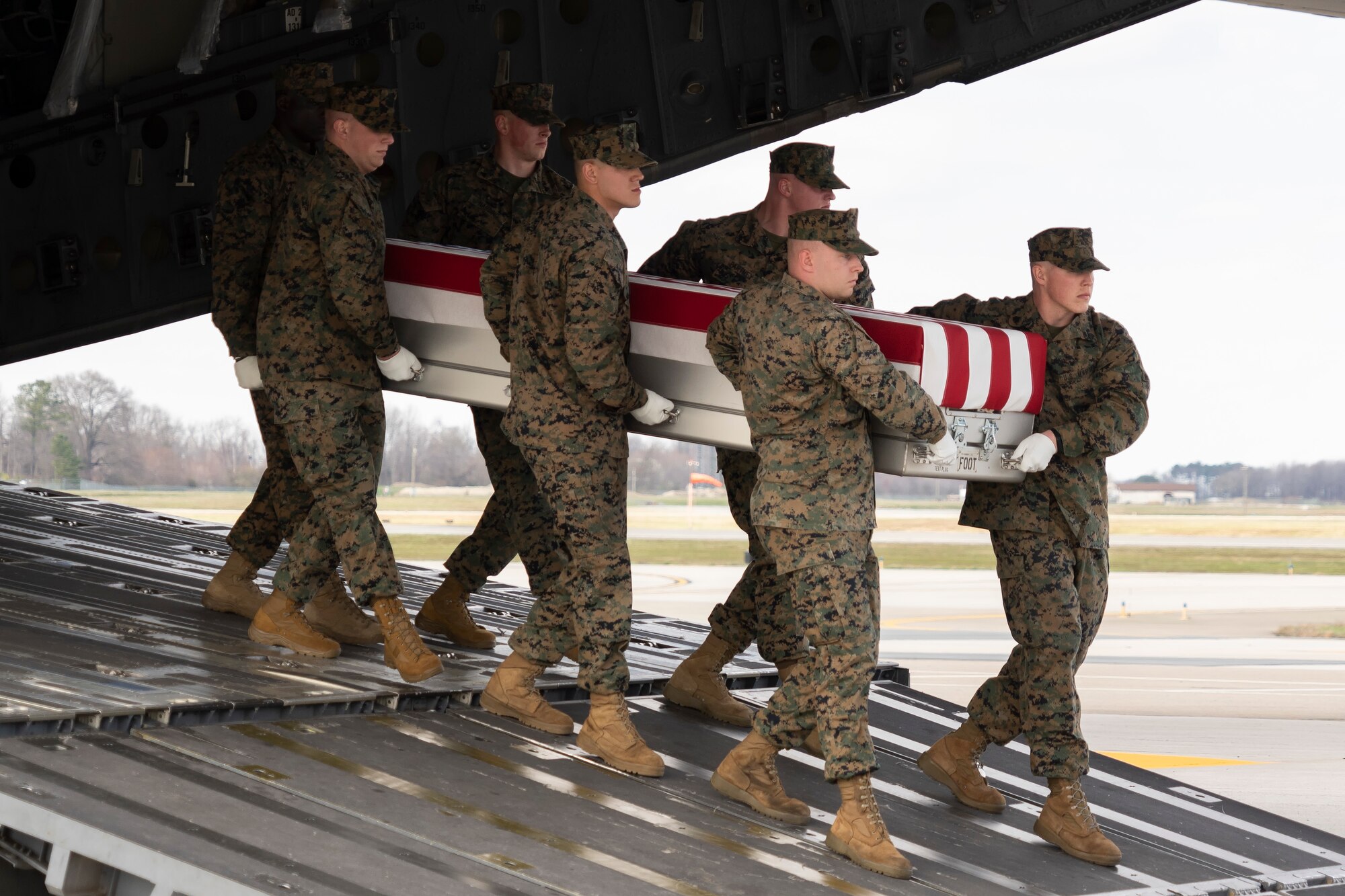 A U.S. Marine Corps carry team transfers the remains of Marine Corps Cpl. Jacob M. Moore of Catlettsburg, Kentucky, at Dover Air Force Base, Delaware, March 25, 2022. Moore was assigned to Marine Medium Tiltrotor Squadron 261, Marine Aircraft Group 26, 2nd Marine Aircraft Wing, Marine Corps Air Station New River, North Carolina. (U.S. Air Force photo by Jason Minto)