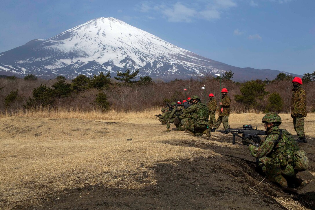 第１水陸機動連隊がキャンプ富士の合同武器訓練センターで、分隊レベルの演習でアメリカ海兵隊の第３１海兵遠征部隊と日本の防衛のために相互運用性を高め、日米両軍の関係を強化する目的で行いました。