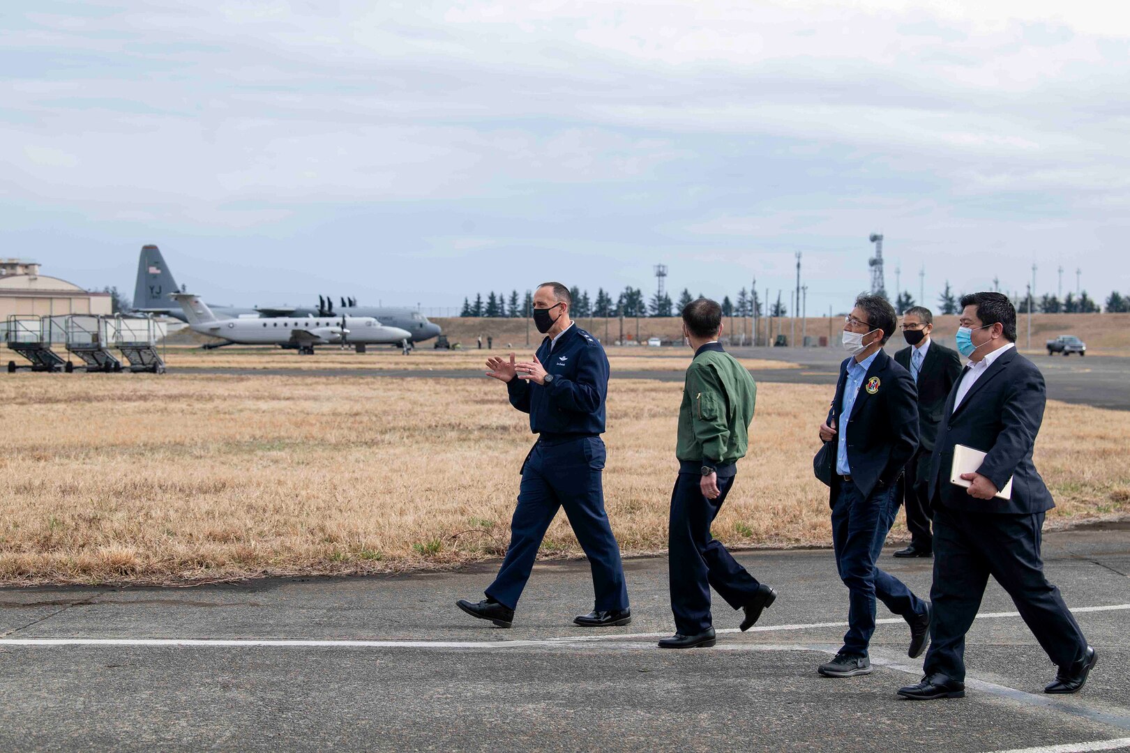 Yokota hosts JASDF Chief of Staff for U.S.-Japan Leadership Program