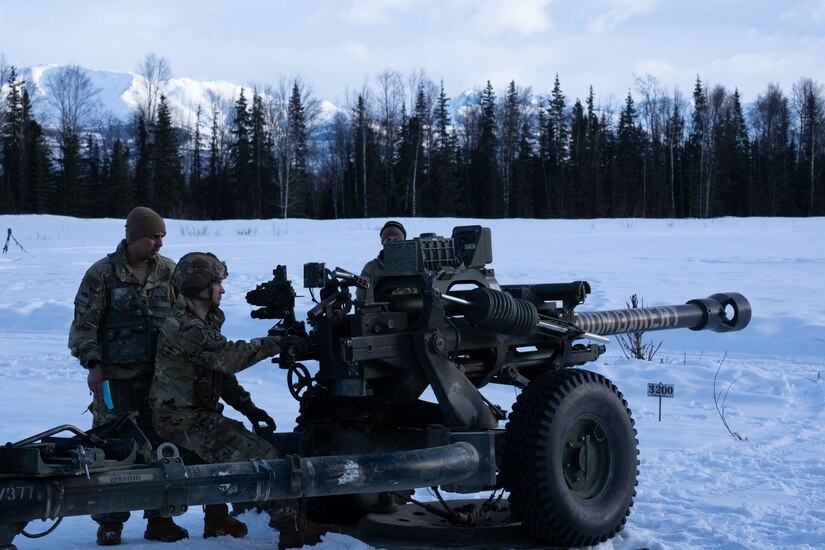 Army paratroopers set off artillery