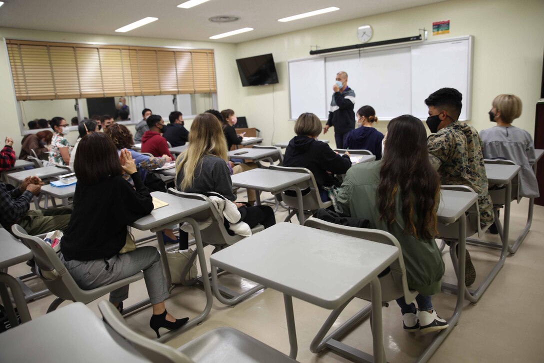 沖縄県名護市にあるアメリカ海兵隊基地キャンプ・シュワブで３月２９日夜、「社会人英語講座プログラム」の２０２１年度終業式が執り行われました。