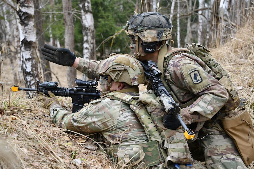 Soldiers train with guns.