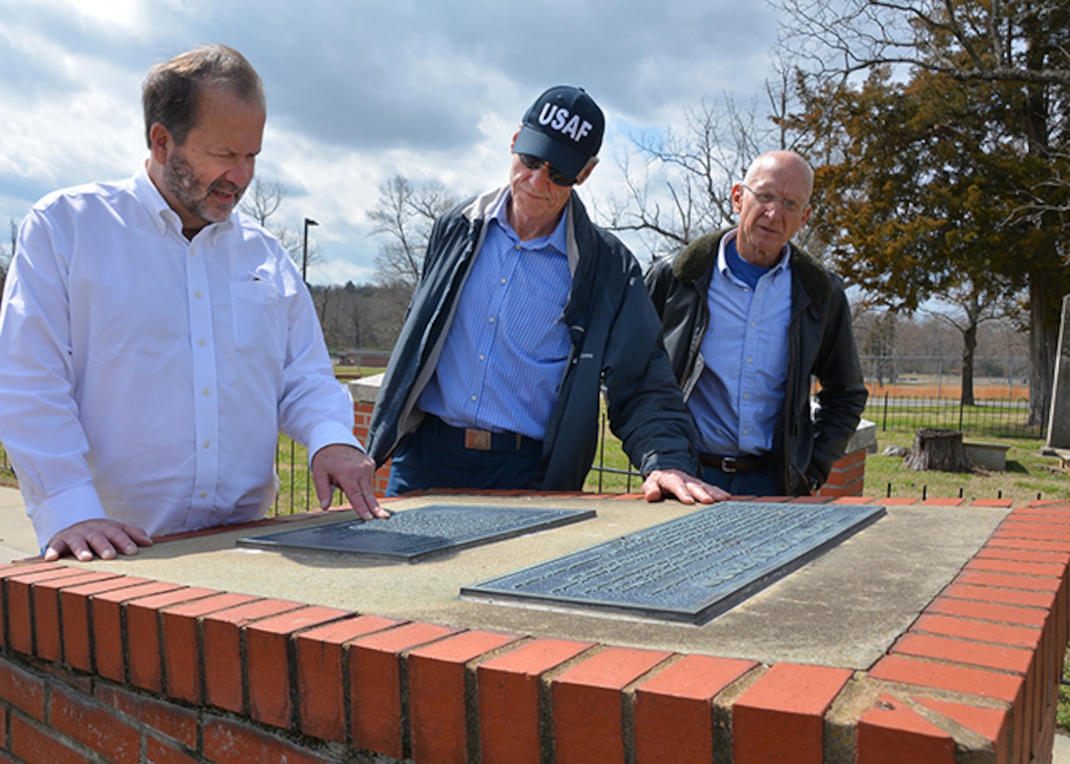 Jimmy Parrish reads plaque to Robert Sheffield and Frank Mihlon