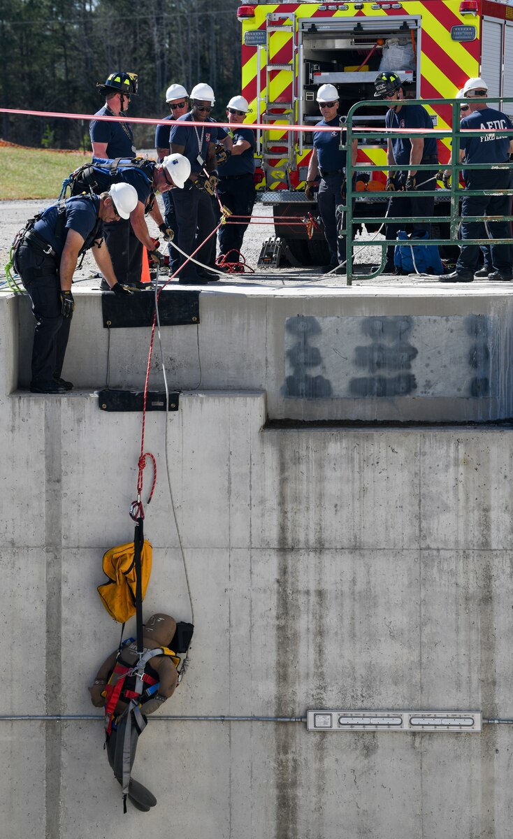 Arnold AFB Fire and Emergency Services conducts rappelling training ...