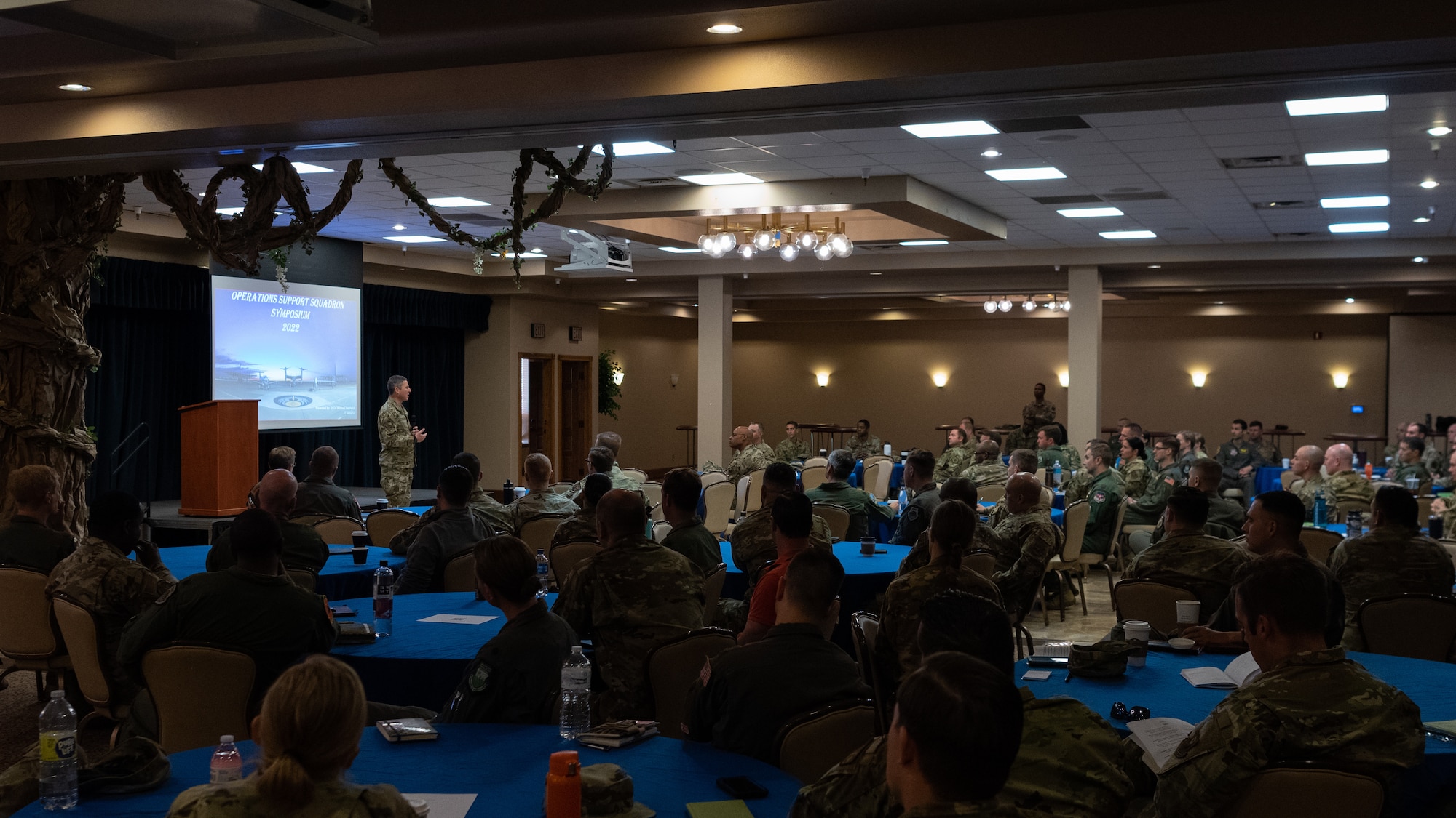 A General speaks to a room of Airmen and Guardians.