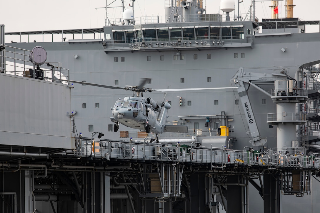 4月18日、米海兵隊岩国航空基地の港湾に停泊する米海軍艦船ミゲル・キースに着艦する、第25ヘリコプター海上戦闘飛行隊（HSC-25）所属の米海軍SH-60シーホーク。港湾施設を有し、第12海兵飛行大隊（MAG-12）、第5空母航空団（CVW-5）、海上自衛隊第31航空群（FAW-31）が駐留する岩国基地は、地域の安全と日米同盟を支援する先進海軍統合を提供できる類まれな位置づけにある。（写真：ダリエン・ライト兵長）