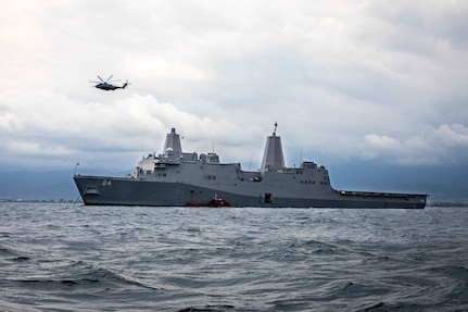 A CH-53E Super Stallion helicopter, assigned to Marine Medium Tiltrotor Squadron (VMM) 263 (Rein.), flies over the San Antonio-class amphibious transport dock ship USS Arlington (LPD 24), May 3, 2022.