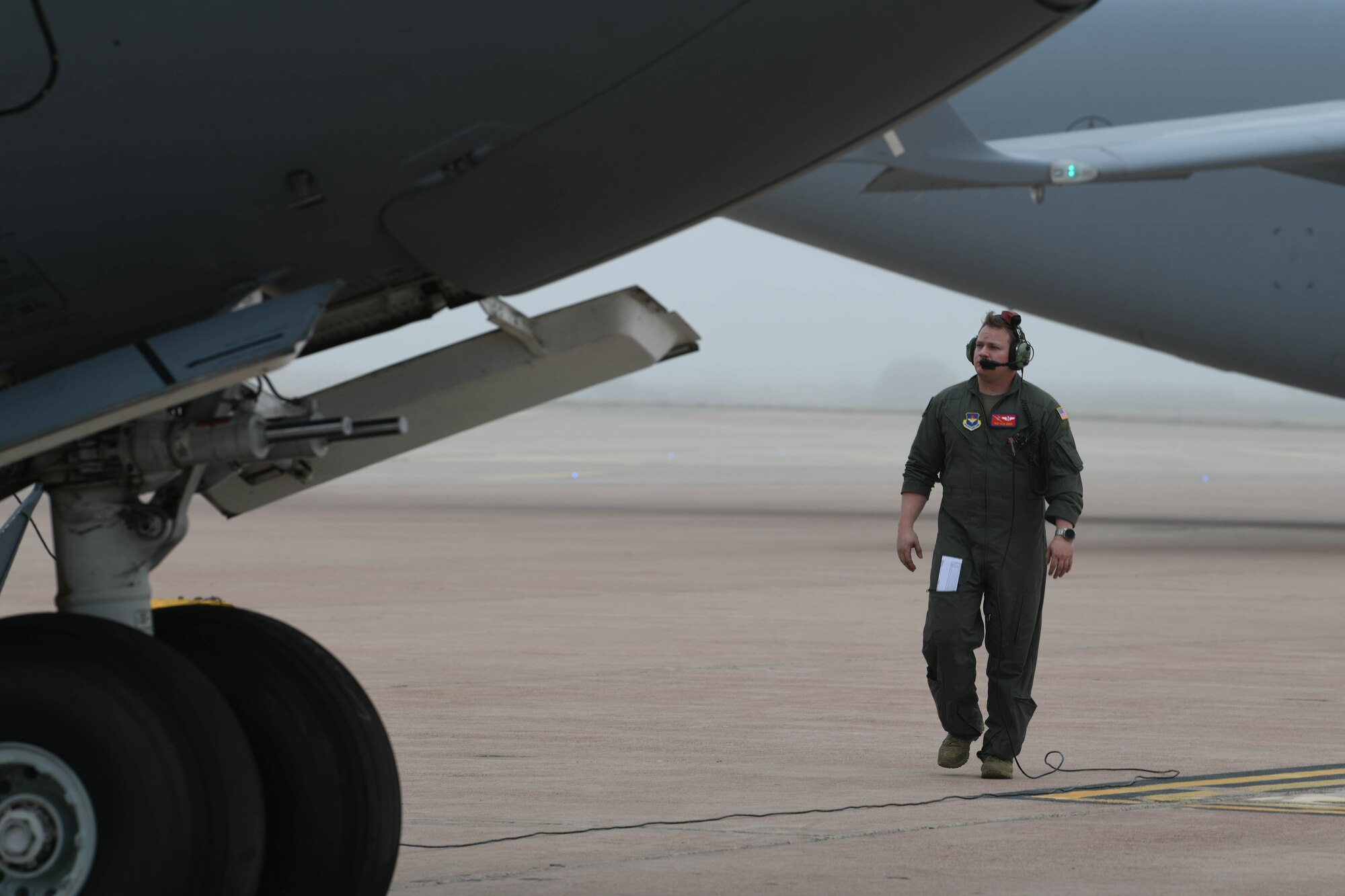 U.S. Air Force Tech. Sgt. Alex Green, 58th Airlift Squadron instructor loadmaster, waits for a C-17 Globemaster III’s engine to start during a severe weather flyaway at Altus Air Force Base, Oklahoma, May 4, 2022. All aircraft returned the next day to continue the base’s mission: “training exceptional mobility Airmen”. (U.S. Air Force photo by Airman 1st Class Trenton Jancze)