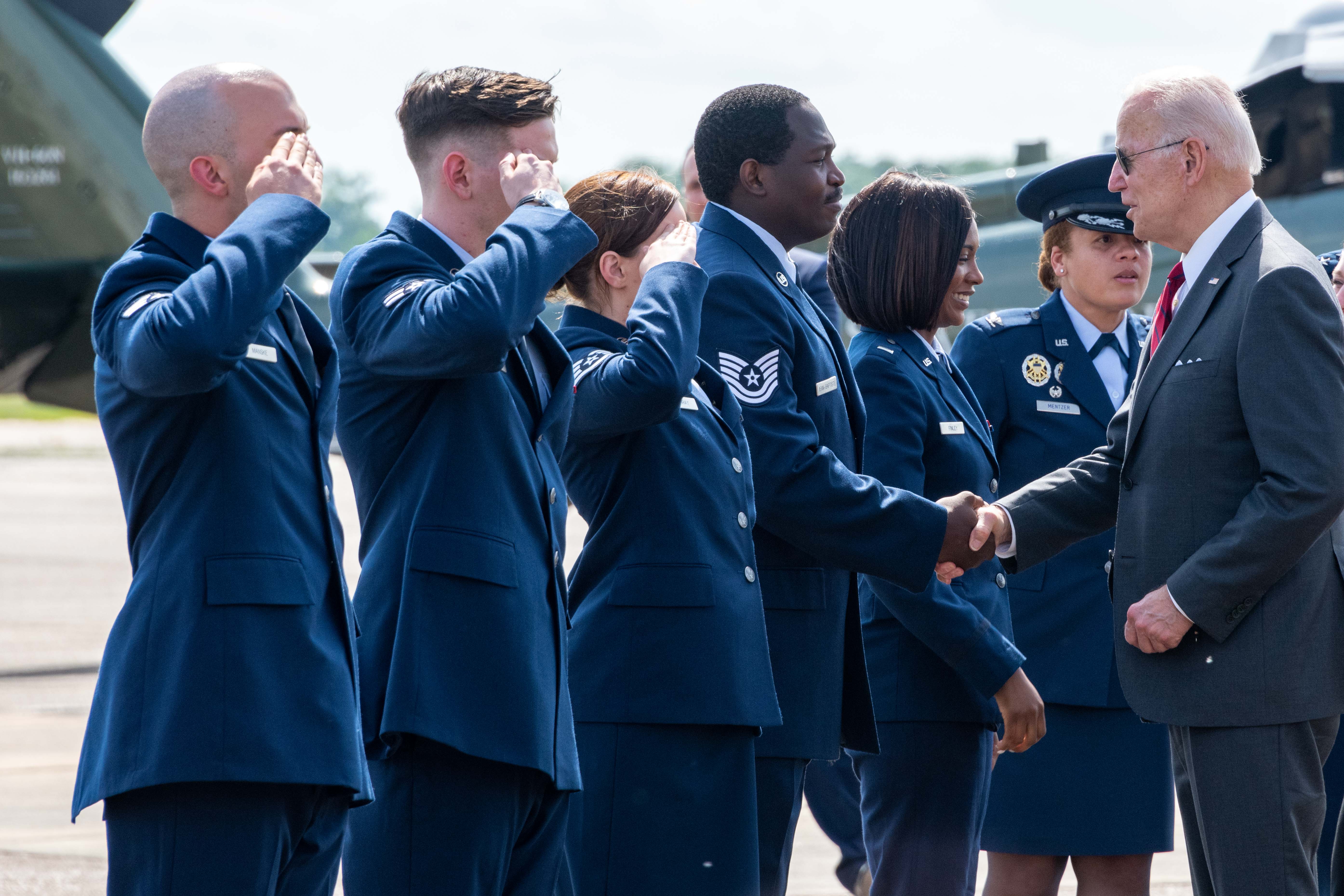 ＼半額SALE／ arrives Biden President at visit to Base Force Air Maxwell その他