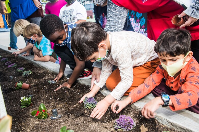 Los Angeles Air Force Base Children Celebrate Earth Day > Los Angeles