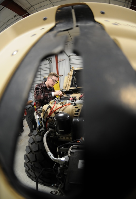 Students study JLTV electrical systems