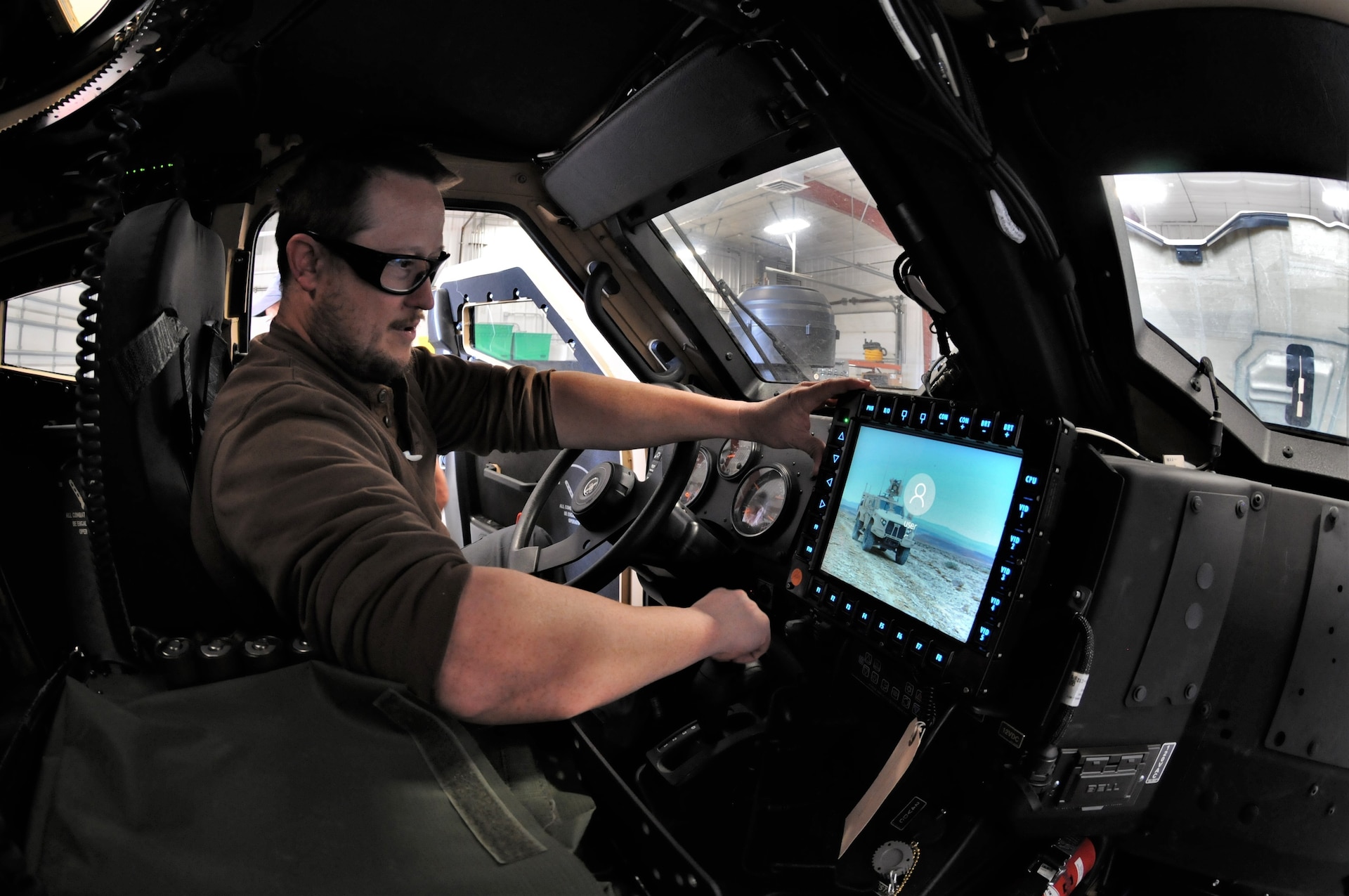 Students study JLTV electrical systems