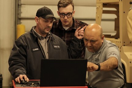 Students study JLTV electrical systems
