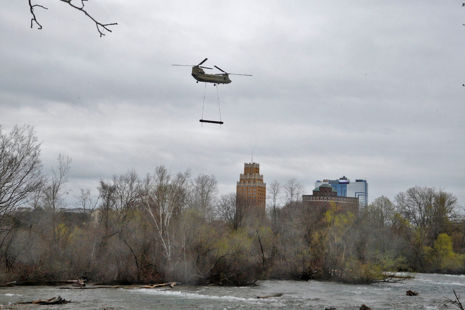 A CH-47 Chinook assigned to the New York Army National Guard’s Bravo Company, 3rd Battalion, 126th Aviation removes a 3,900-pound steel pontoon from the Niagara River just above the American side of Niagara Falls in Niagara Falls, New York on May 4, 2022. The pontoon, which washed away from an ice dam in 2019, was removed because of concerns that it could go over the falls and damage the “Cave of the Winds”.