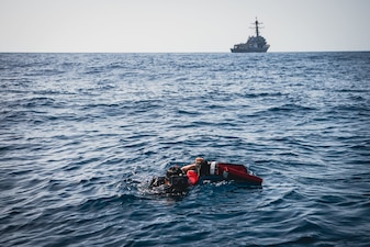 USS Momsen (DDG 92) conducts rescue swimmer training in the Gulf of Oman.