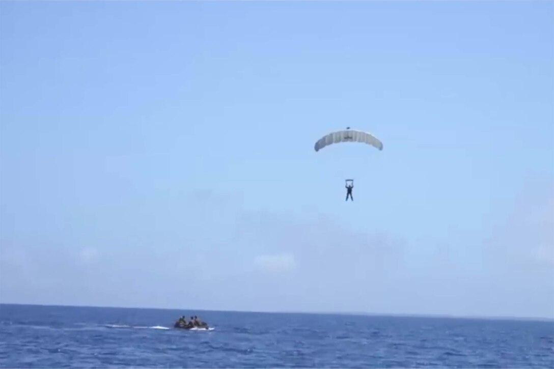 アメリカ海兵隊の偵察大隊がパラシュートによる自由落下訓練を実施し、パラシュート操作に対するスキルと自信を高め、インド太平洋地域の安全を維持するため、さまざまな会場偵察および監視任務を実行する準備ができていることを確認しました。