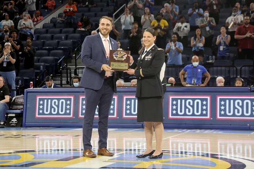 Alex Teodosi, left, Vice President of Sponsorship, Chicago Sky, presents a plaque to U.S. Army Reserve Maj. Jodi Wernikoff, headquarters and headquarters company commander of the 85th U.S. Army Reserve Support Command during the WNBA’s Chicago Sky’s home game versus the New York Liberty, May 12, 2022.