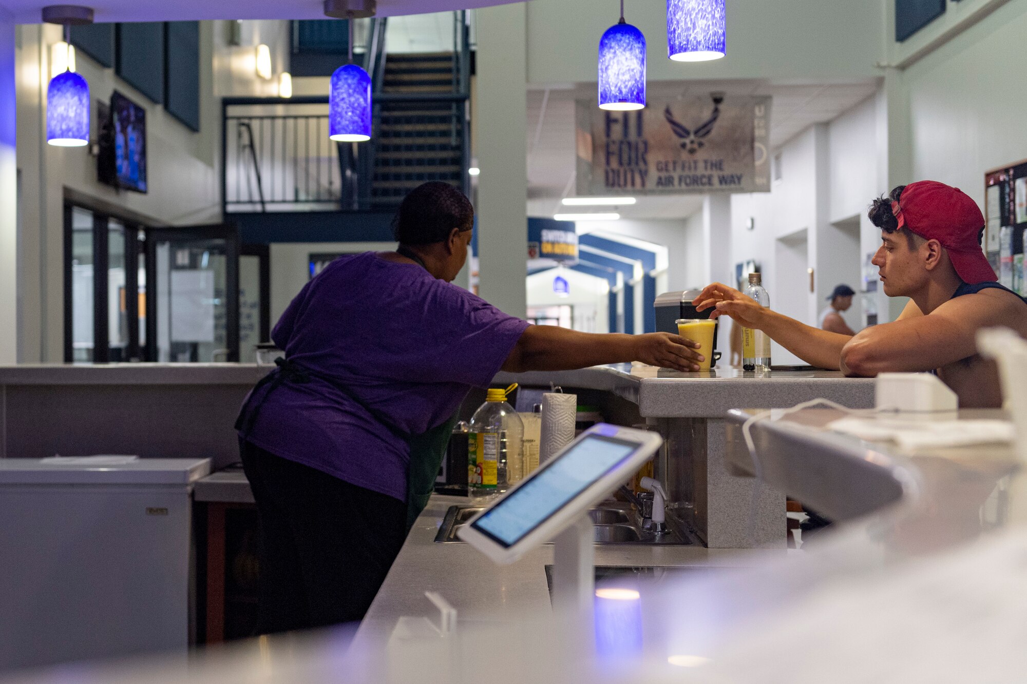 Photo of a manager serving a customer a smoothie